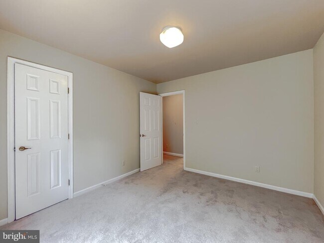 Building Photo - 48170 Livonia Cir