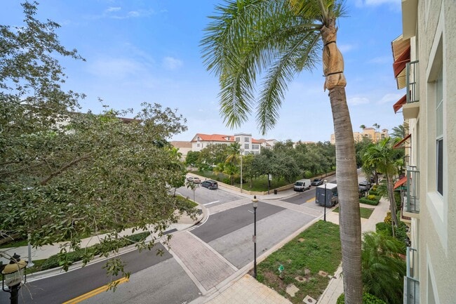 Building Photo - 720 S Sapodilla Ave