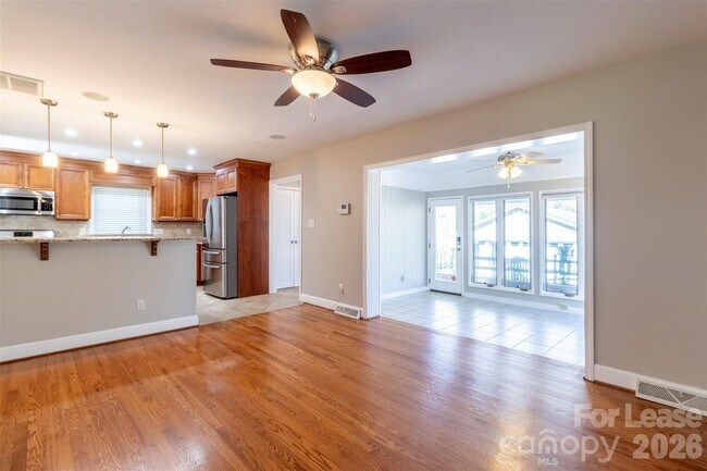 Building Photo - 6618 Castlegate Dr