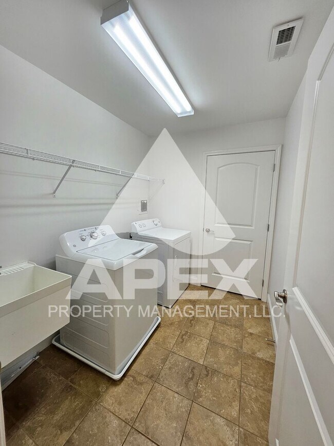 Building Photo - Gorgeous 4 Bd/3 Ba Luxury Condo in the Cot...