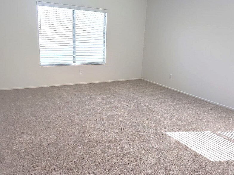 Building Photo - 41618 Petersfield Rd