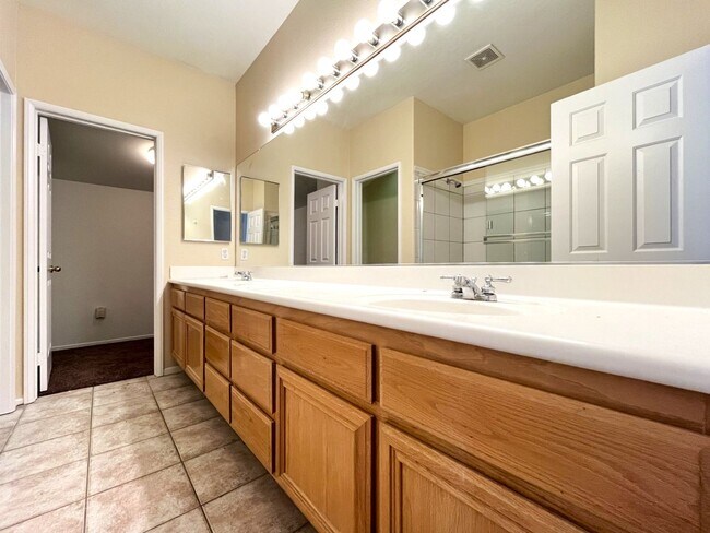 Building Photo - 4 bed, 3 bath located in Corona, CA!