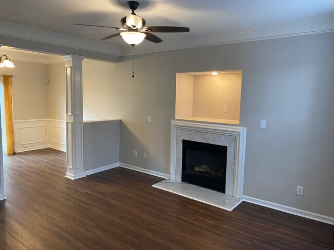 Building Photo - You can't miss this DEAL!