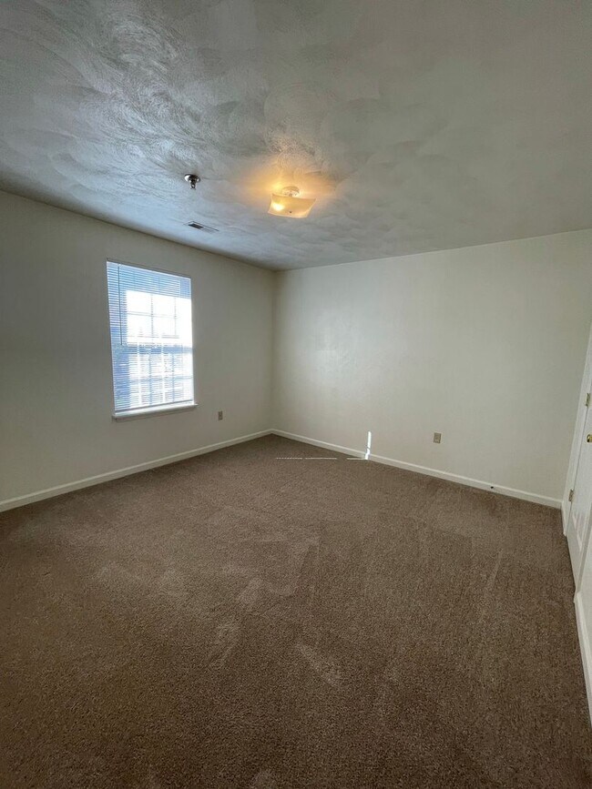 Building Photo - 4 Bedroom 2 Bath Apartment Top Floor