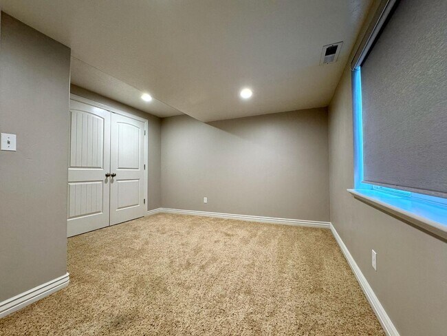 Building Photo - 275 N 600 E