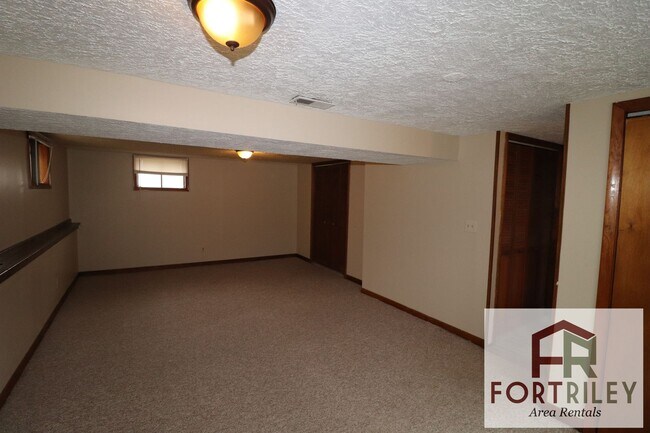 Building Photo - 519 Maple St