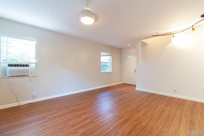 Building Photo - Immaculate 3bd/2.5 SF Home With Upstairs O...