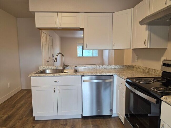Building Photo - Clean upstairs 2 bedr.1 bath condo