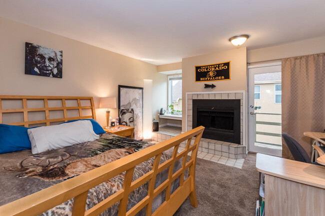 Building Photo - 4BD/ 3.5BA Furnished Townhome in South Bou...