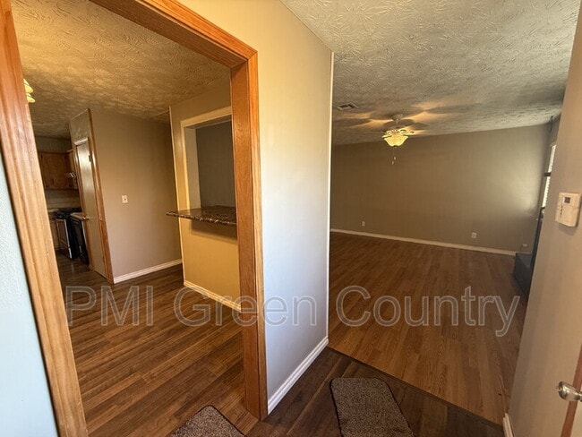 Building Photo - 241 Suburban Ln