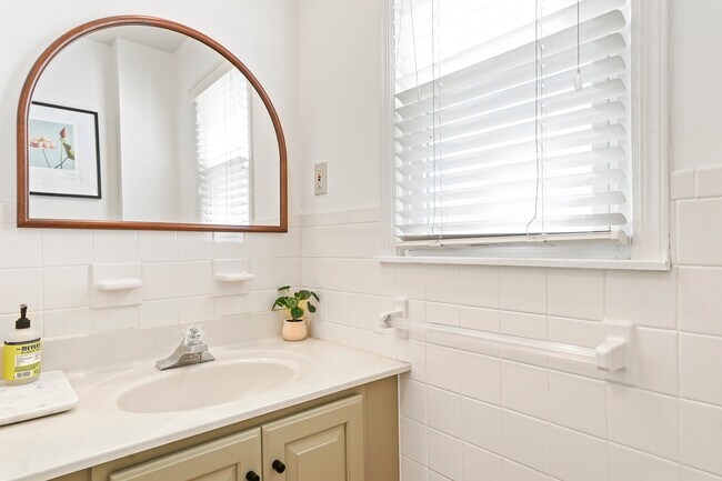 Building Photo - 1619 Riverview Terrace