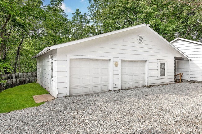 Building Photo - Rental Home in Hollister MO 3 bedroom 3 bath home with garage and fenced yard