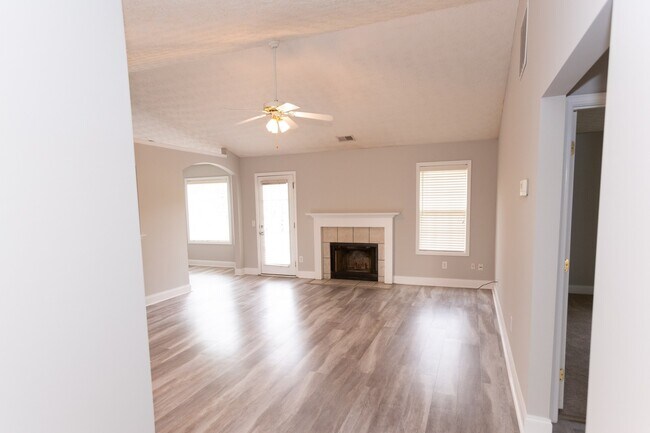 Building Photo - Beautiful 3 bedroom, 2 bath single family home