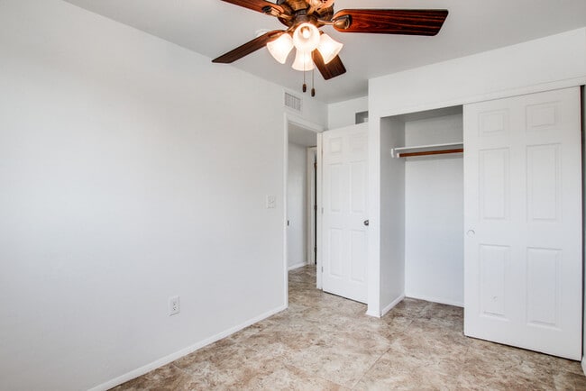 Building Photo - FOR RENT