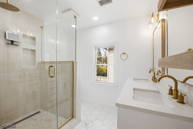 Building Photo - 40 Edgewood Rd