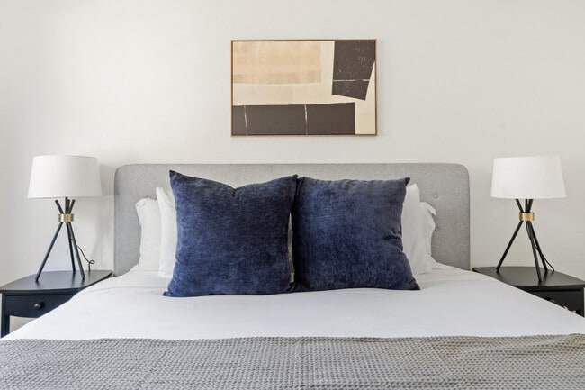 Building Photo - 1600 Villa St