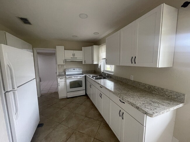 Building Photo - 400 S Pine S