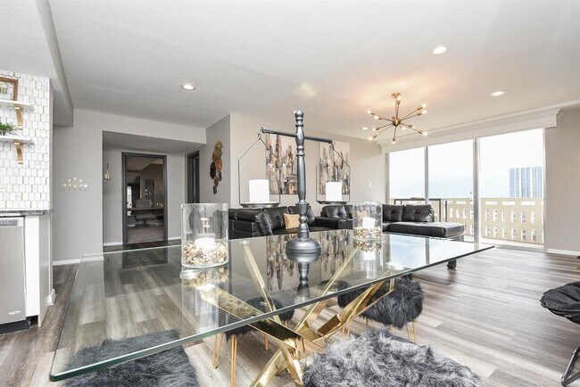 Building Photo - 2016 Main St