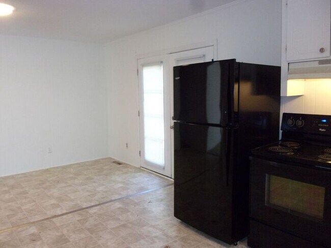 Building Photo - 3 Bedroom 1 Bath Brick Ranch - Recently Updated and Painted