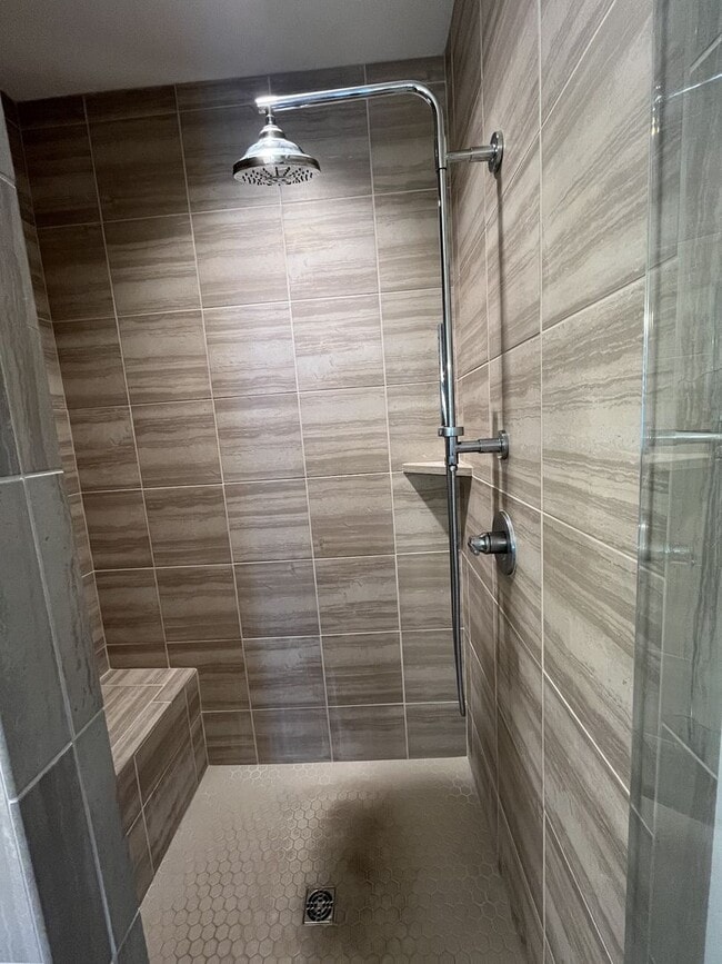 Building Photo - 2/2.5 - MODERN TOWNHOME IN THE NATIONS