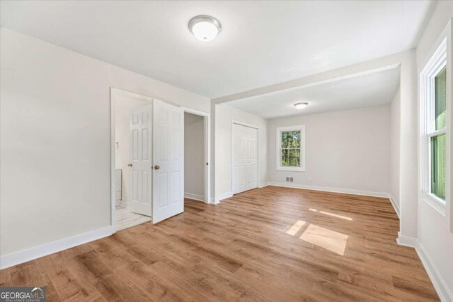 Building Photo - 2905 Gresham Rd S E