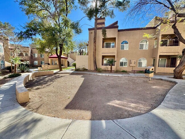 Building Photo - CUTE 2ND FLOOR UNIT, 2 BEDROOM/2 BATH CONDO!