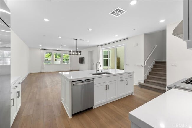 Building Photo - 156 Chorus