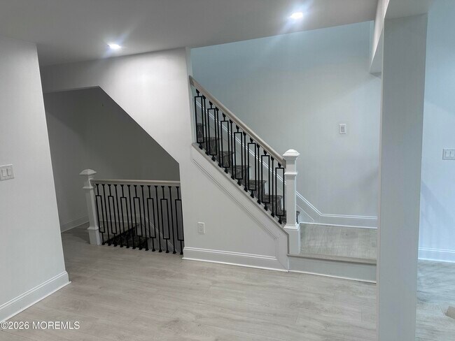 Building Photo - 225 Longwood Dr