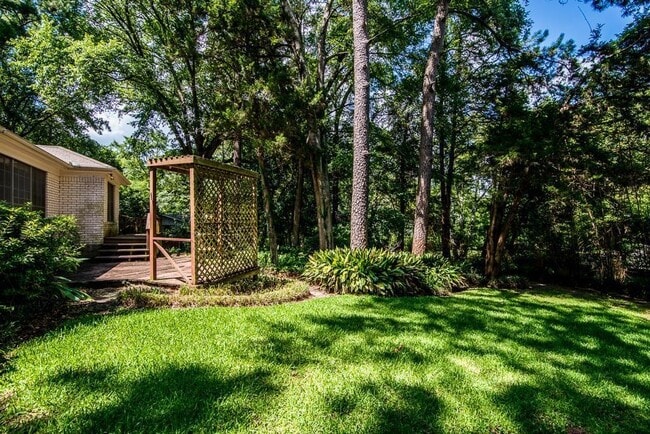 Building Photo - 1701 Ave R