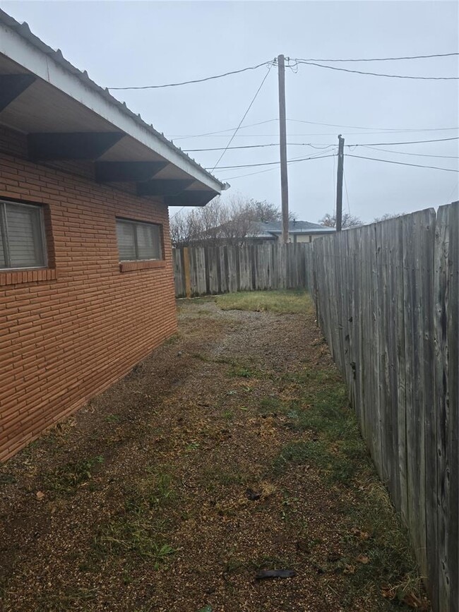 Building Photo - 1919 Sumner Dr