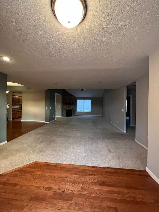 Building Photo - Great location in Nixa 3 bedroom 2 full bathrooms