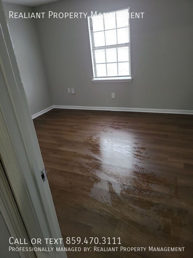 Building Photo - 425 Lenney Dr