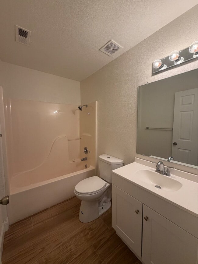 Building Photo - Last 2BR unit at Green Oaks