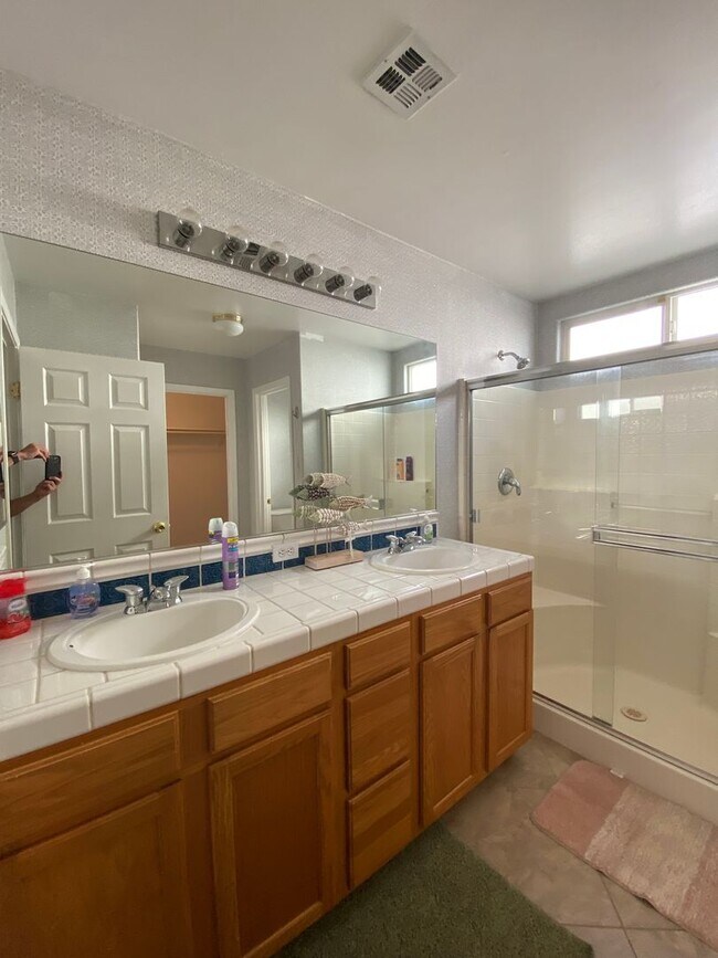 Building Photo - Gated Community of Grand Island in Seven Oaks 2 BD 2 BA Gorgeous House