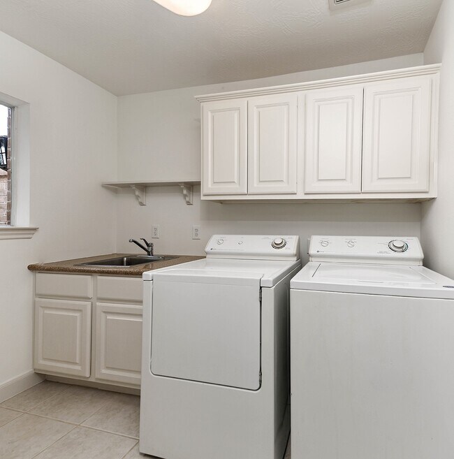 Building Photo - 15 Rockledge Dr