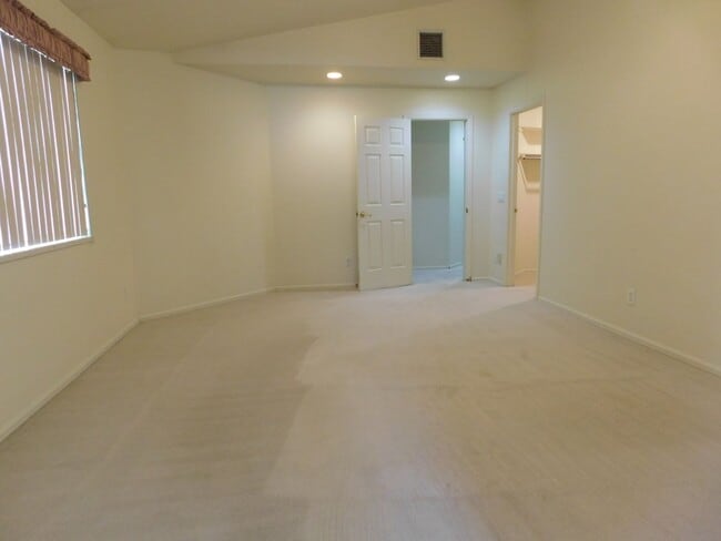 Building Photo - Spacious in Shadowbrook Sub-division