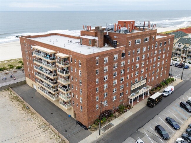 Building Photo - 370 W Broadway