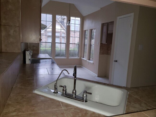 Building Photo - 6649 Queensclub Dr