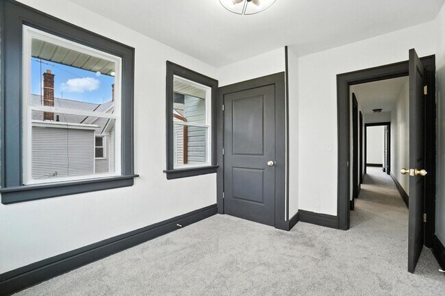 Building Photo - 887-889 E Livingston Ave