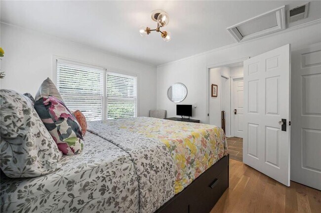 Building Photo - 346 Redland Rd NW