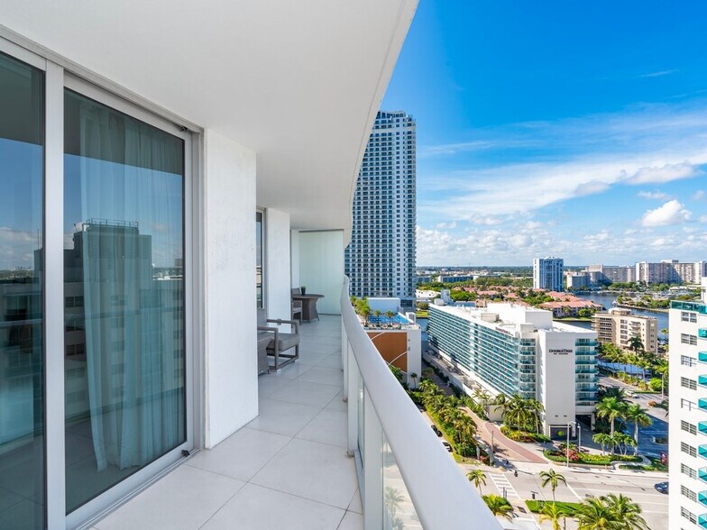 Building Photo - 4011 S Ocean Dr