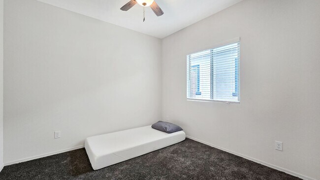 Building Photo - Like new home! Pristine condition!