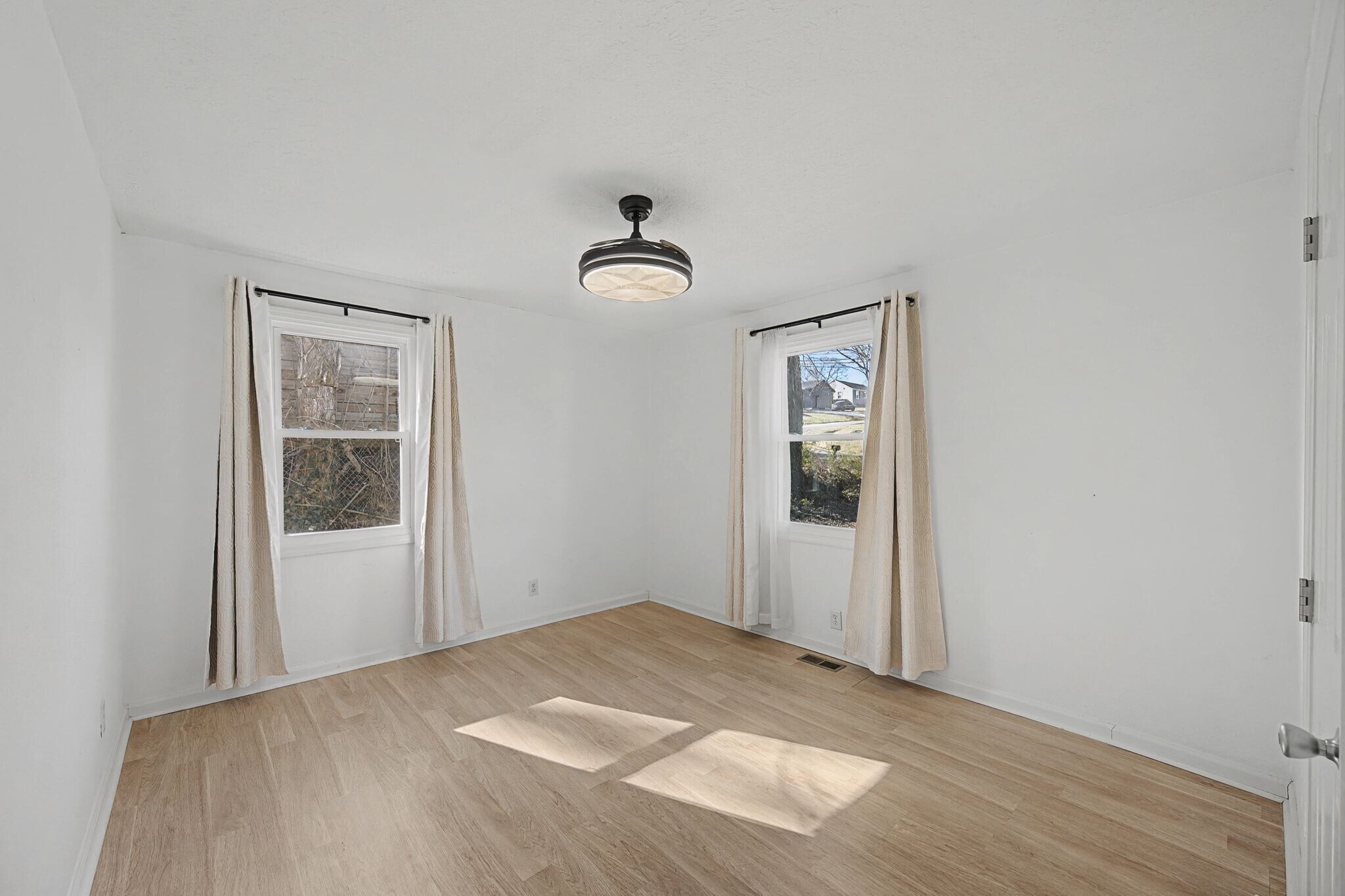 Building Photo - 2204 Sandra Dr