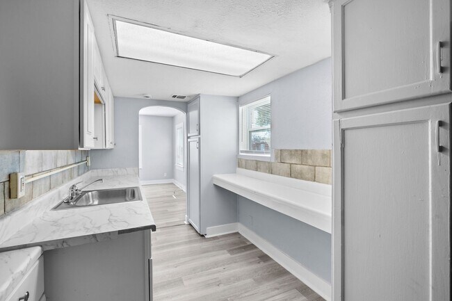 Building Photo - Large 4 bed/1.5 bath House & Section 8 Accepted , Drive by & Apply for just $25** Move in by Dece...