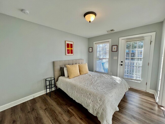 Building Photo - Beautiful end-unit townhome in the coastal...