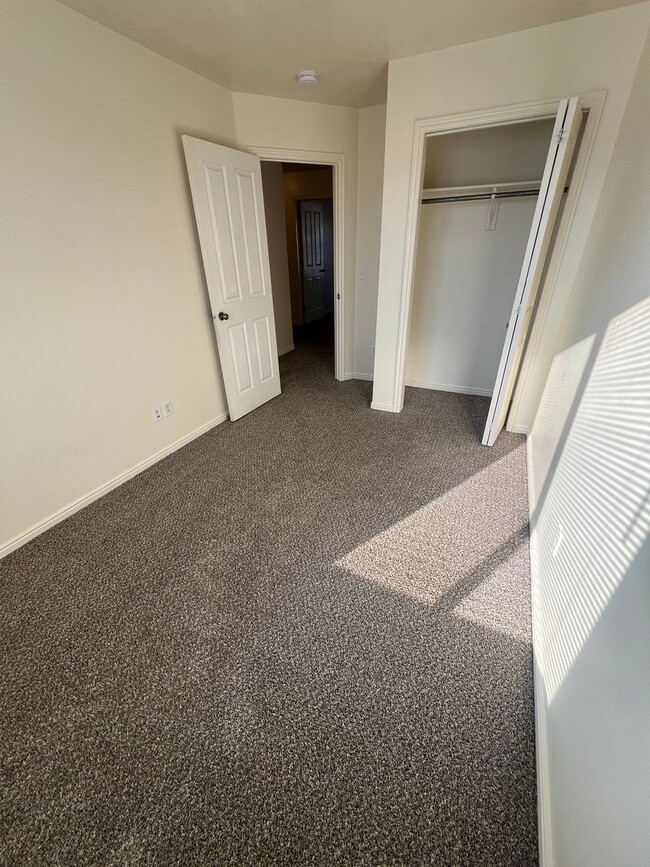 Building Photo - Large Three Bed One and a half bathroom with detached garage!