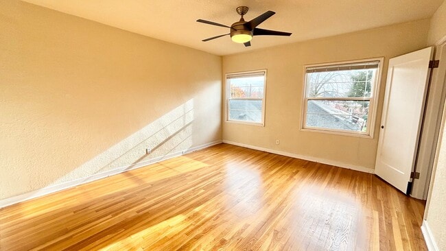 Building Photo - Modern Comfort in the Heart of Hosford Abernethy!