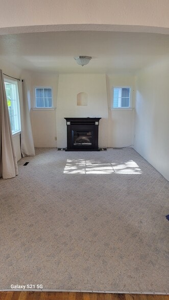WALL - 2 - LIVING ROOM - 4224 N Wall St