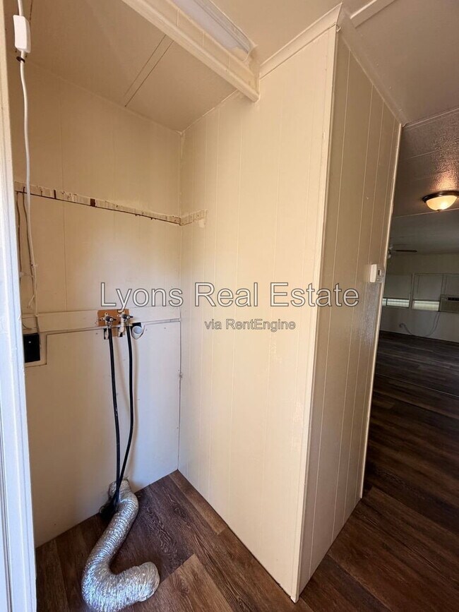 Building Photo - 7555 Ebson Dr