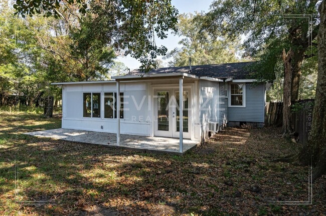 Building Photo - Adorable 3 Bed 2 Bath Cottage with Double ...